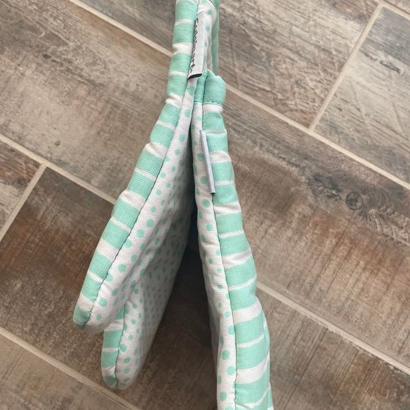 Cuisinart Kitchen Nwt Mint Green Oven Mitt Set Of 2 Poshmark